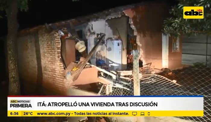 Joven atropella vivienda de su vecino tras discusión