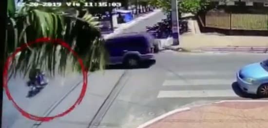 Automovilista embiste a motociclista y huye del sitio