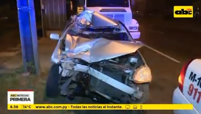 Conductor choca contra camión de gran porte y resulta herido