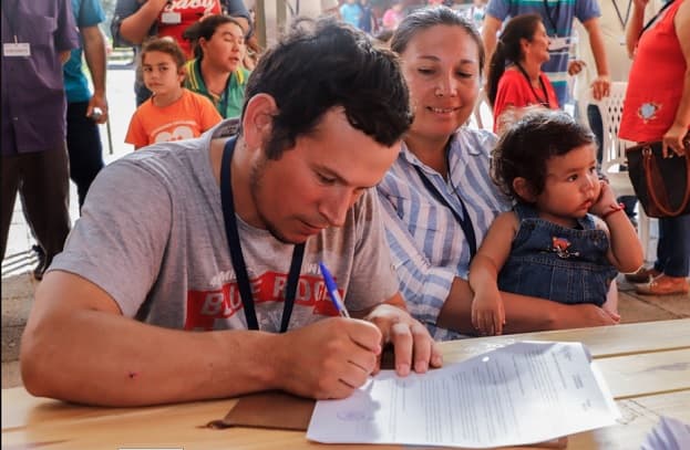 Conceden 2.800 contratos de compraventa de lotes a familias vulnerables