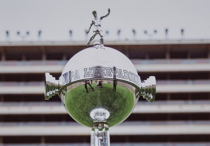 Conmebol prohíbe escupir y besar el balón