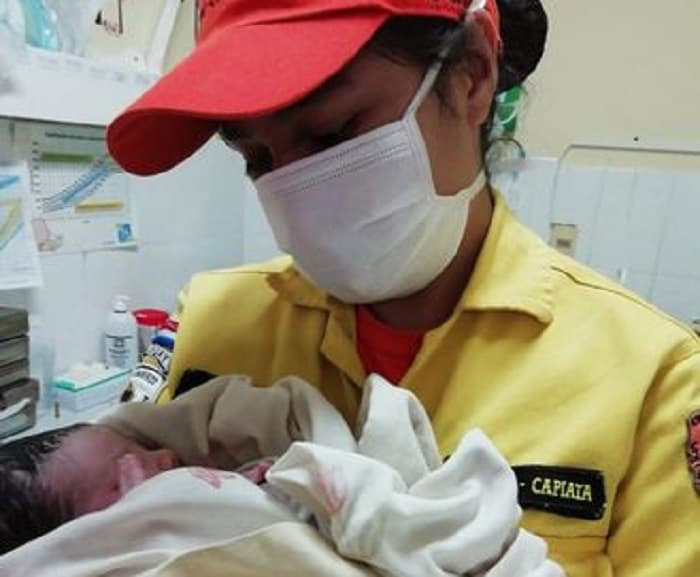 Bomberos ayudan a una mujer a dar a luz en su casa