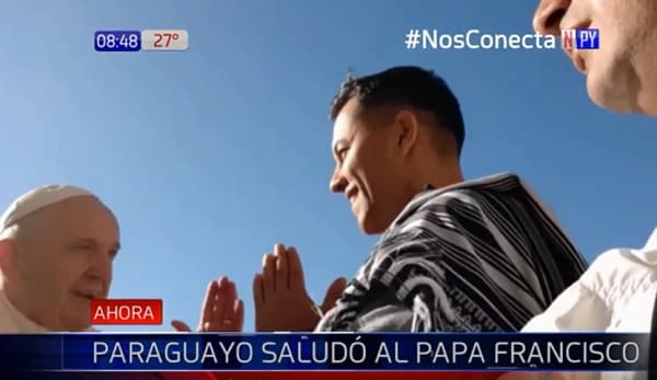 Artista paraguayo recibe bendición del papa en Roma