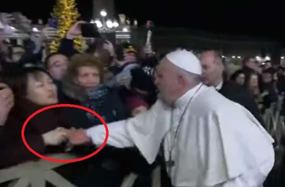 Francisco reprende a peregrina que lo incomodó