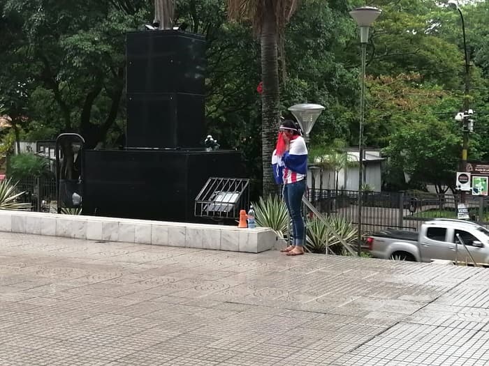 Madre se encadena para no perder a su hijo a causa de fallo judicial