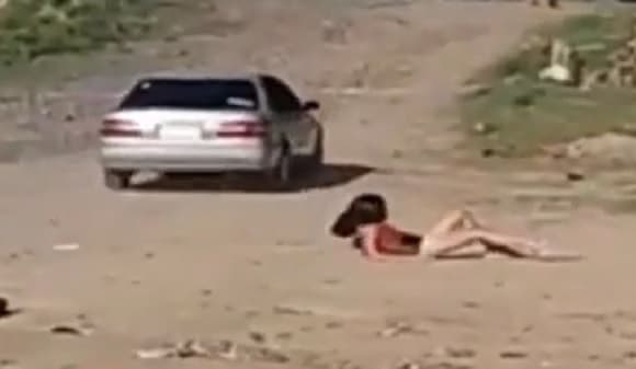 Descontrol en Navidad: Joven cae de auto en movimiento