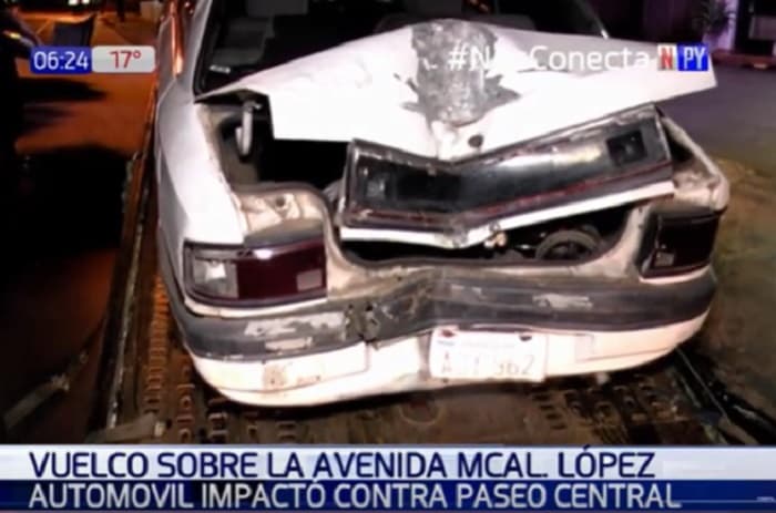 Rodado vuelca en avenida y conductor sale ileso