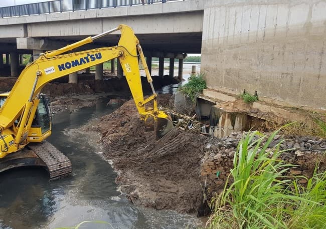 Puente sufrió desmoronamiento a causa de robos, afirma constructora