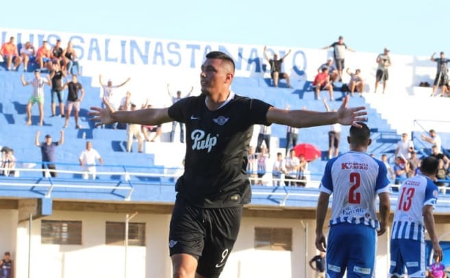 Libertad golea con la primera gran polémica del VAR