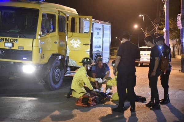 Pareja sufre lesiones al caer de motocicleta