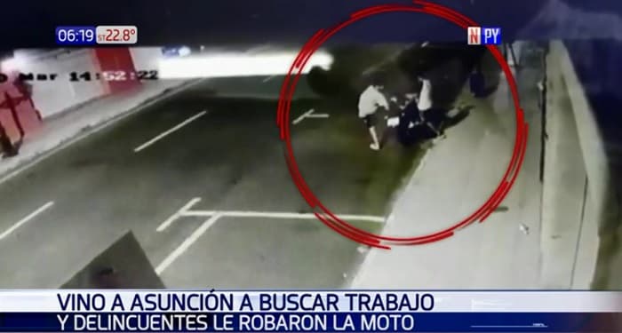 Vino a buscar trabajo a la capital y le robaron la moto