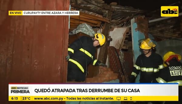 Mujer queda atrapada bajo escombros tras temporal