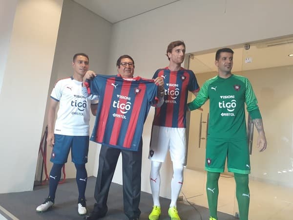 Cerro Porteño presenta nueva indumentaria
