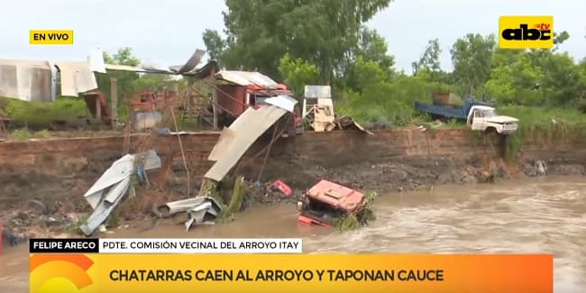 Denuncian desborde de arroyo por caída de chatarras