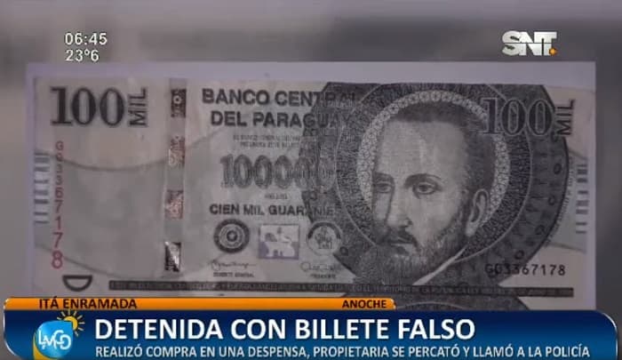Mujer cae luego de comprar con billete falso
