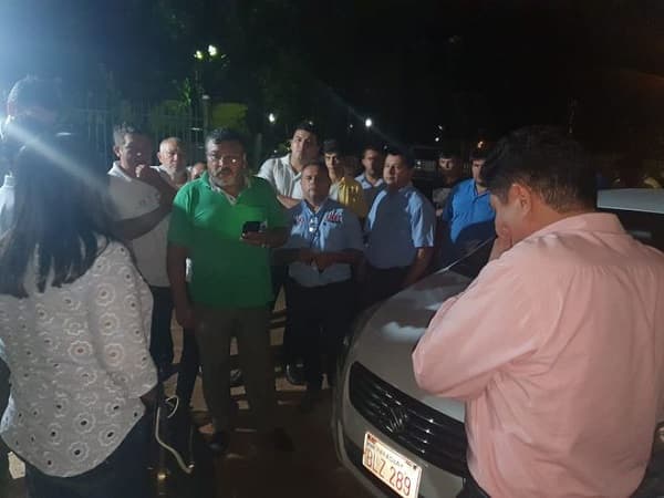 Taxistas retienen a conductores de aplicaciones en CDE