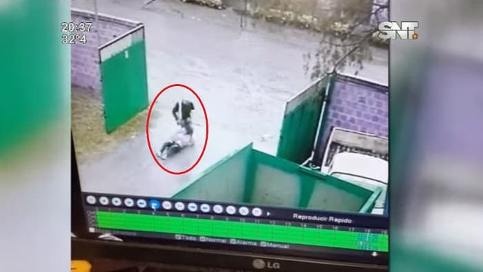 Motochorro arrastra a mujer para sacarle sus pertenencias