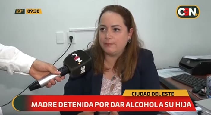 Madre está investigada por dar de beber alcohol a su hija de dos años