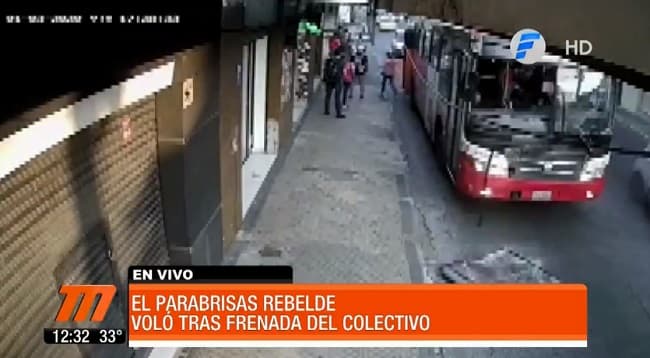 Línea 27 pierde un parabrisas en plena marcha