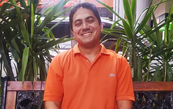 Venezolano vino a Paraguay y hace de todo para traer a su familia