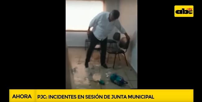 Presidente de Junta de Pedro Juan ingresa por la ventana a sesión