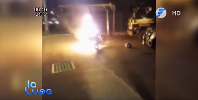 Quema su motocicleta para que Caminera no la retenga