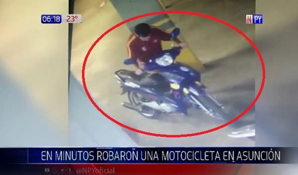 Delincuentes se llevan moto de estacionamiento de supermercado