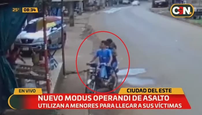 Pareja con hijo en brazos asalta en el este
