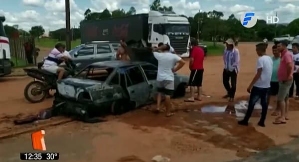 Automóvil arde en llamas en surtidor y causa gran susto