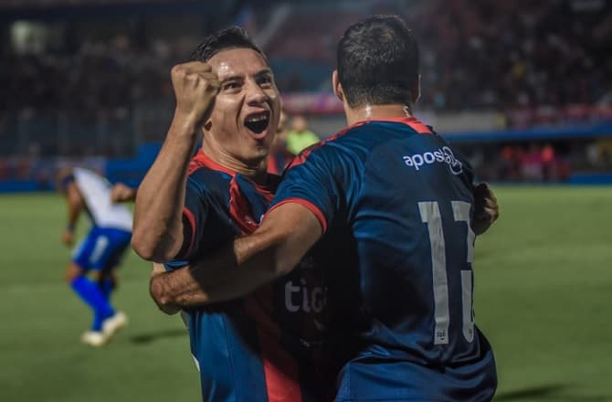 Cerro golea y alcanza la punta