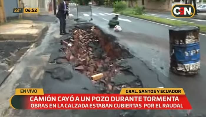 Camión se sumerge en un pozo de la avenida Gral. Santos