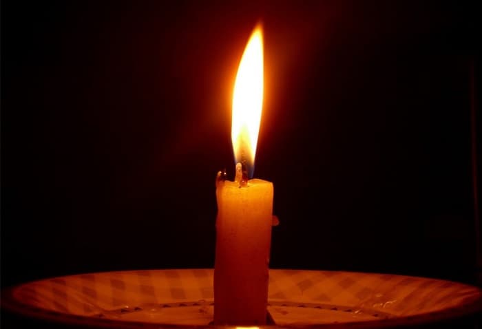 Vela encendida desencadena muerte de un hombre