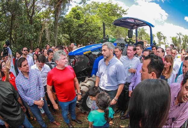 Abdo Benítez destaca impulso a obras que benefician a la gente, sobre banderías políticas