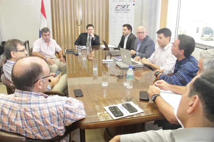 Diésel no subirá y continúa conversación sobre naftas, según Tributación