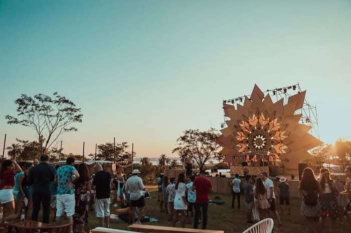 Celebran puesta de sol con música y actividades medioambientales