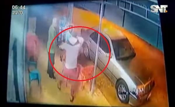 Delincuente asalta y balea a cliente de despensa