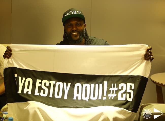 Hinchas colman el aeropuerto para recibir a Adebayor