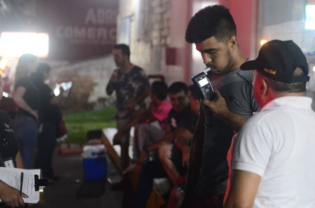 Multarán a jóvenes por ingerir cerveza en la calle