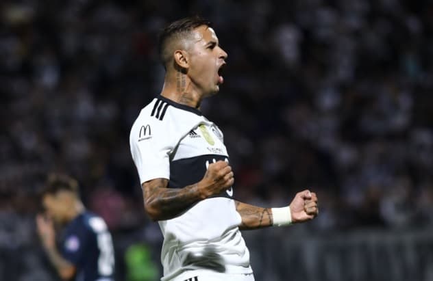 Olimpia golea y se mantiene en la pelea