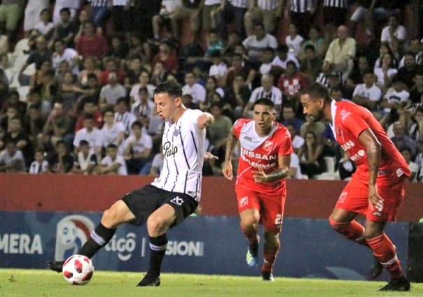 Libertad sufre para ganar y es puntero