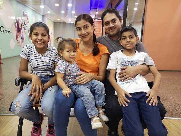 Con lágrimas en los ojos, venezolano cuenta cómo logró traer a su familia