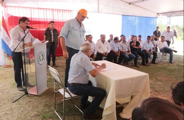 Firman contrato para construir ruta que beneficiará a 30 mil personas