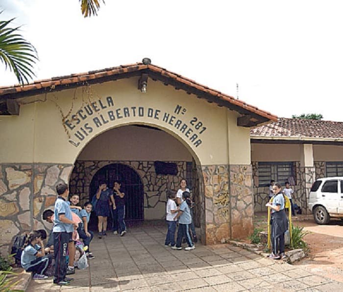 Directora desmiente comunicado que solicita a niños llevar sus propios mobiliarios