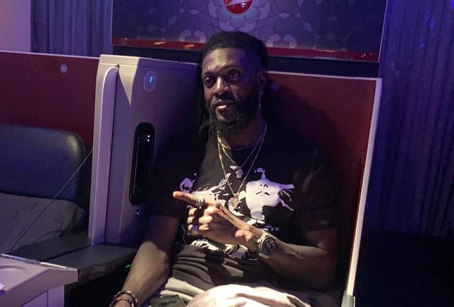 Adebayor está en camino y genera revuelo en redes