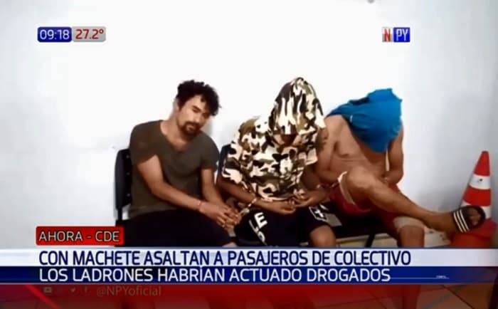 Con machete, asaltantes despojan de sus pertenencias a pasajeros de bus