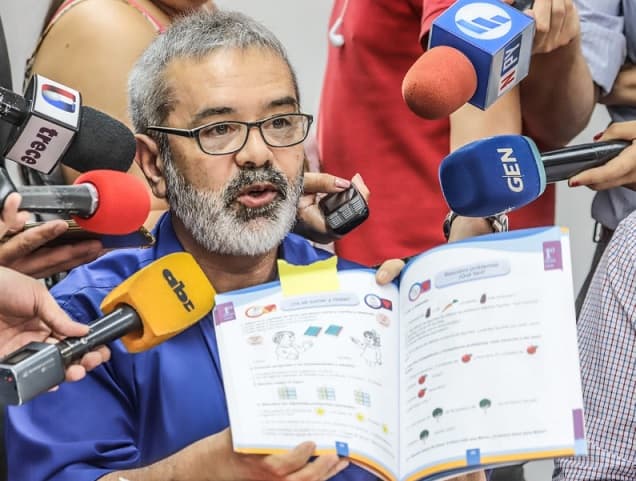 El MEC destituye a dos directores por el bochorno de los errores en libros