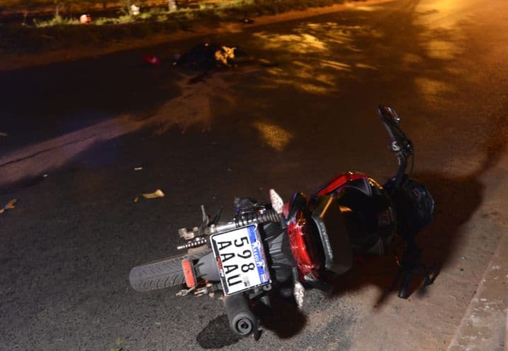 Motociclista sin casco fallece tras chocar contra un árbol