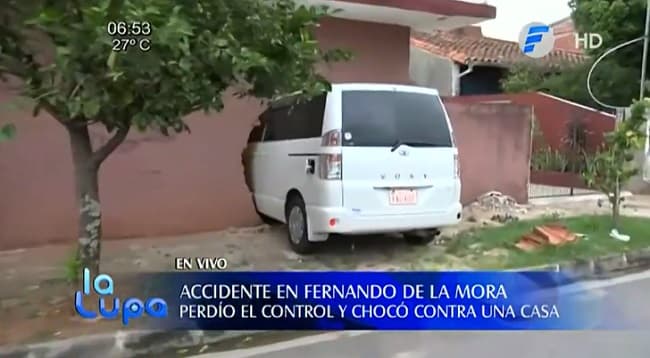 Mujer en estado de ebriedad choca contra una vivienda