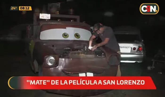 Padre transforma camión grúa en personaje de película animada