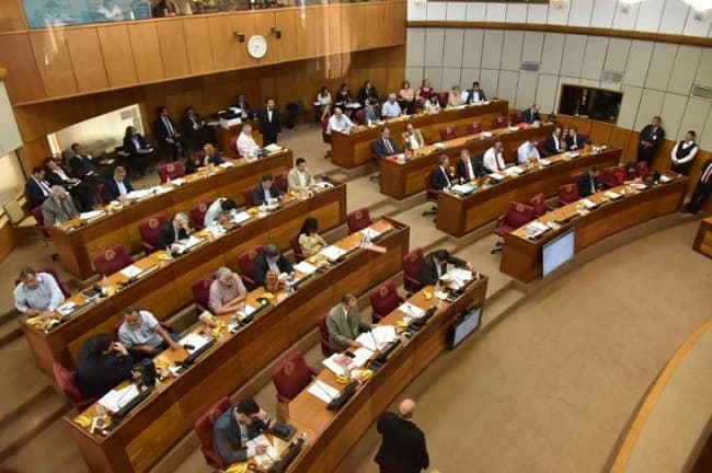 Convocan a sesión extra para tratar pérdida de investidura de tres senadores